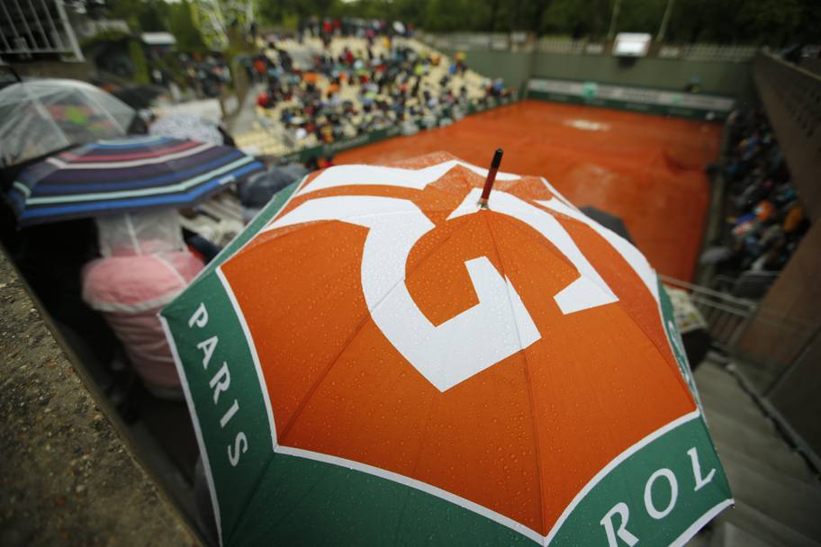 La pioggia protagonista anche oggi al Roland Garros (Ap)